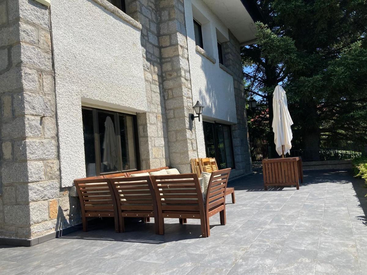 Gran Chalet Con Piscina Y Apartamento En Navacerrada Villa Bagian luar foto